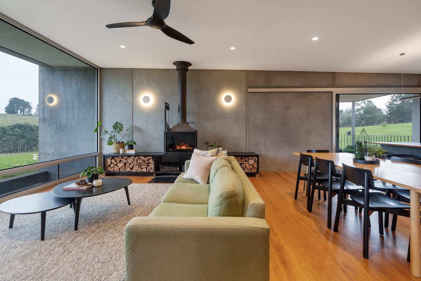 Living room and dining area inside the house at Mirrim Wurnit